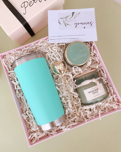 Esta Gift Box incluye:  • Termo de acero inoxidable aqua • Vela aromática Rosemary Sage • Tisana Verde Vital • Infusor para té en forma de corazón • Caja Premium • Listón • Tarjeta de dedicatoria