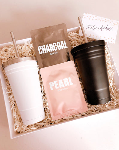 Esta Gift Box incluye:  • Vaso térmico blanco de acero inoxidable con popote • Vaso térmico negro de acero inoxidable con popote • Mascarilla facial Charcoal • Mascarilla facial Pearl • Caja Premium • Listón • Tarjeta de dedicatoria