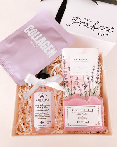 Esta Gift Box inspirada en mamá incluye:  • Mascarilla facial Collagen • Jabón artesanal de Lavanda • Chocolate artesanal y vegano + Lavanda • Spray refrescante de Rosas + Aloe • Caja Premium • Listón • Tarjeta de dedicatoria