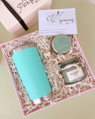 Esta Gift Box inspirada en mamá incluye:  • Termo de acero inoxidable aqua • Vela aromática Rosemary Sage • Tisana Verde Vital • Infusor para té en forma de corazón • Caja Premium • Listón • Tarjeta de dedicatoria