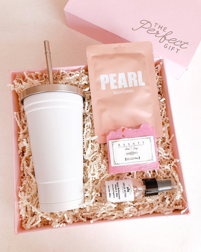 Esta Gift Box inspirada en mamá incluye:  • Vaso blanco de acero inoxidable con popote  • Spray refrescante de Rosas + Aloe • Jabón artesanal de Lavanda • Mascarilla facial Pearl • Caja Premium • Listón • Tarjeta de dedicatoria