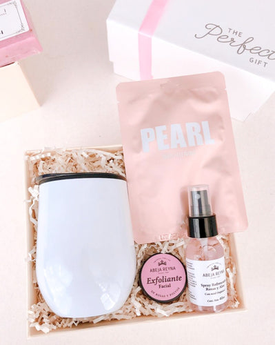 Esta Gift Box inspirada en mamá incluye:  • Vaso térmico blanco de acero inoxidable con tapa • Mascarilla facial Pearl • Exfoliante facial de Rosas + Polvos • Spray refrescante de Rosas + Aloe • Caja Premium • Listón • Tarjeta de dedicatoria